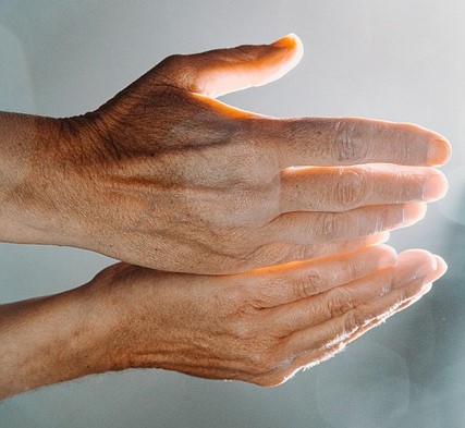 Les applications du magnétisme à Poitiers pour soulager les douleurs et le stress